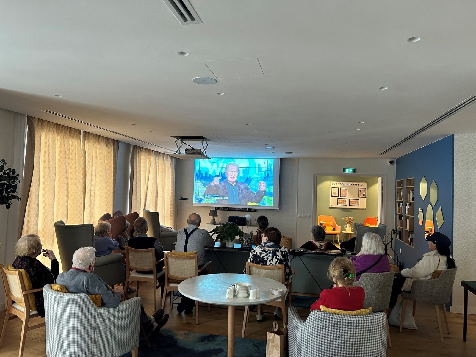 Des résidents seniors regardent l'émission William à midi