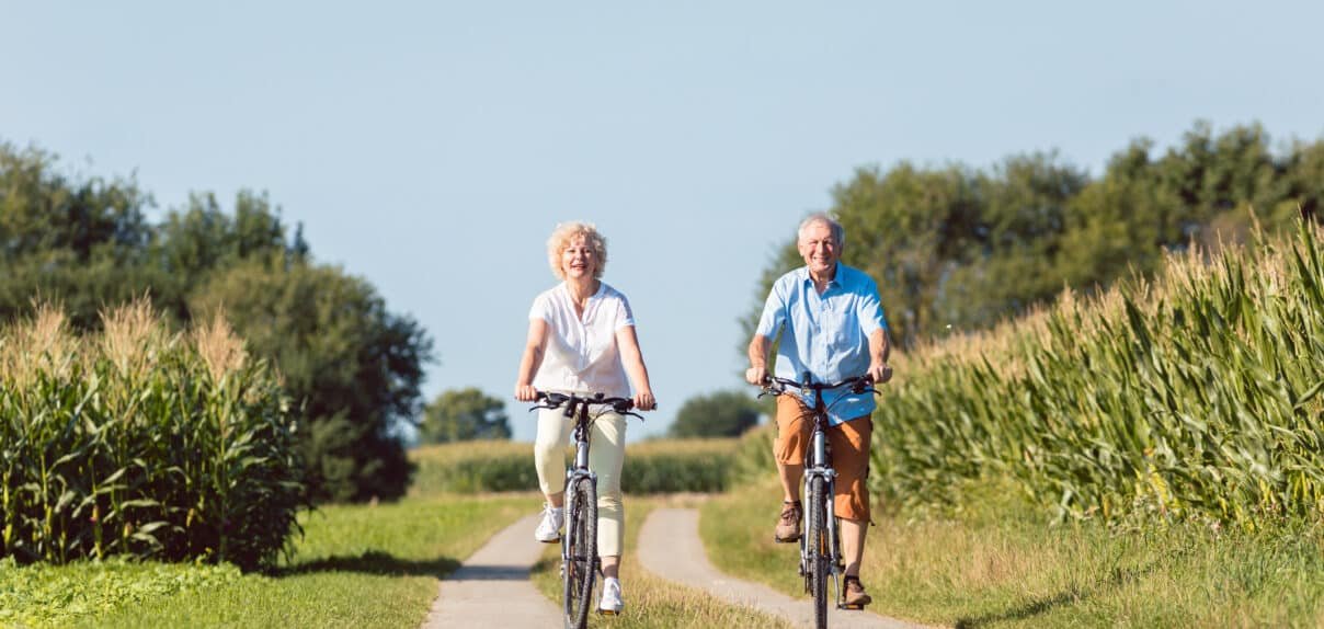 Seniors sur un vélo