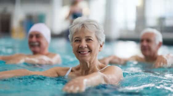Une senior dans une piscine